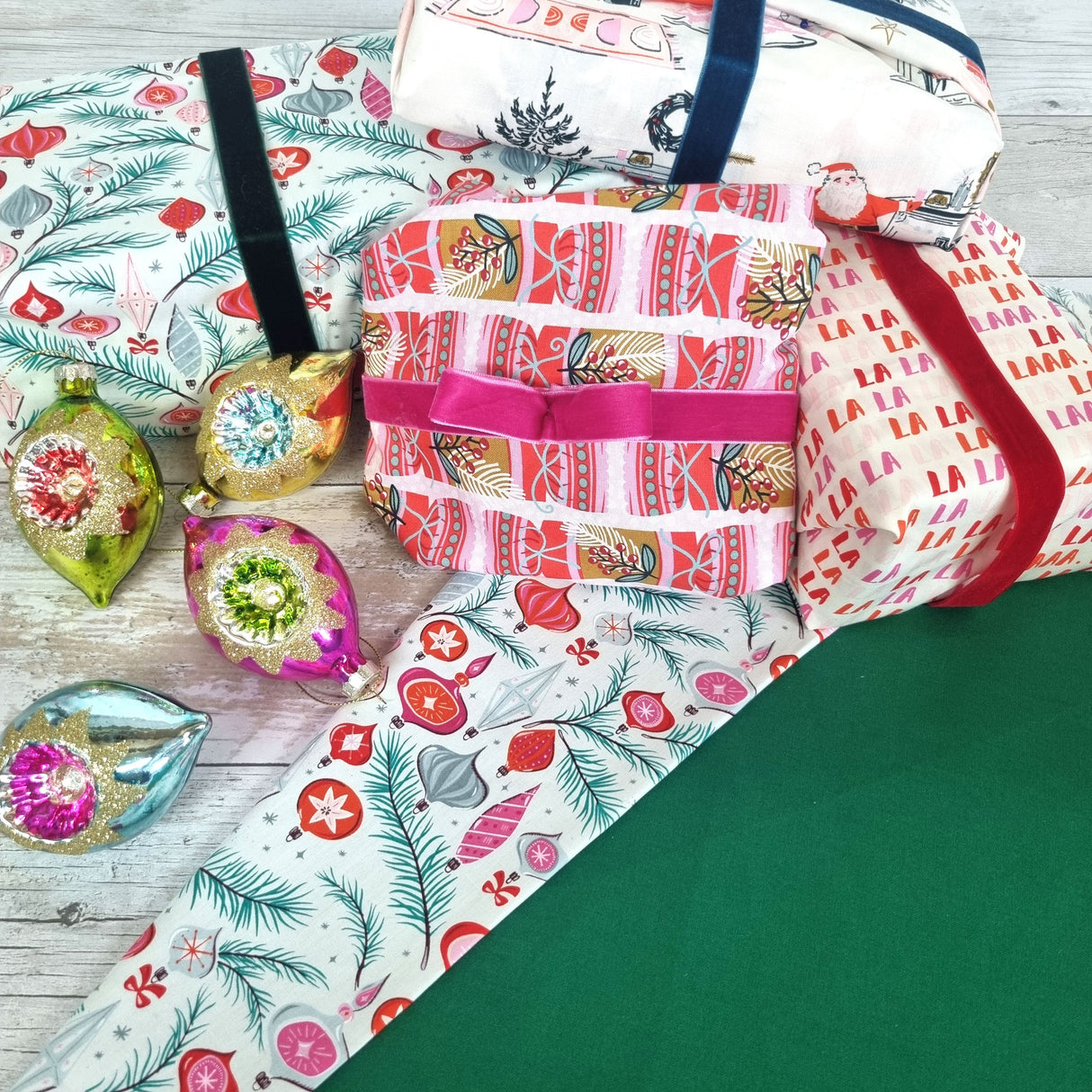 Reusable Gift Wrap - Pack of 4 Retro Design - 2 Green Monkeys